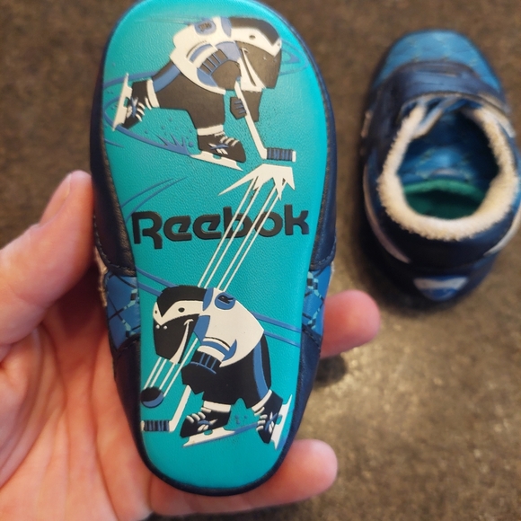 Reebok Baby Shoes Size 3 Velcro Blue Black White EUC - Picture 4 of 9